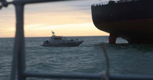 Incident u Crnom moru: Teretni brod udario u minu, povrijeđene dvije osobe