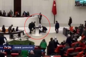 Neviđena drama u parlamentu: Turski poslanik prokleo Izrael pa doživio infarkt VIDEO
