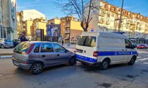 Pijan sjeo za volan: Automobilom se zabio u policijsko vozilo FOTO