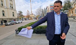 Đajić ispred banjalučke Gradske uprave: Svim penzionerima dati 30 maraka FOTO
