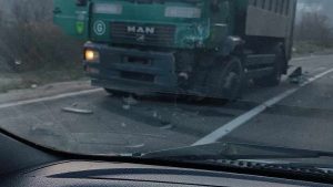 Stravična nesreća: U sudaru kombija i kamion poginula jedna osoba