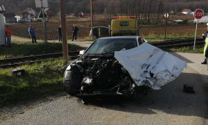 Nesreća na pruzi: Putnički voz udario automobil
