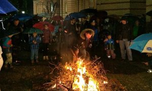 Okupili se vjernici: Naložen badnjak pred Crkvom Svete Trojice u Banjaluci