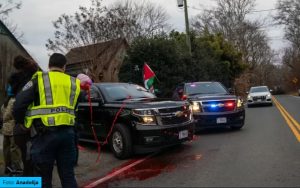 Nosili zastave Palestine: Aktivisti polili crvenom bojom Blinkenov automobil
