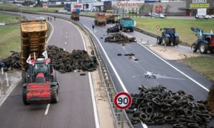 Francuski farmeri ne odustaju: Nastavili proteste blokirajući puteve
