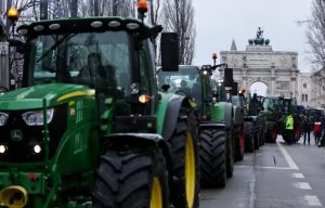 Kolone traktora i kamiona: Poljoprivrednici i dalje blokiraju ceste širom Njemačke
