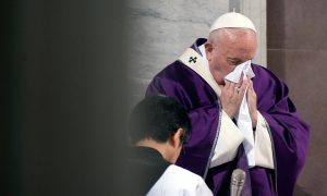 Nije uspio da završi govor: Papa prekinuo obraćanje zbog bolesti