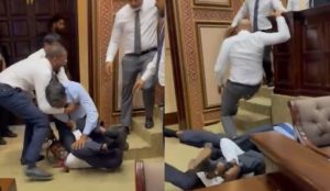 Udarci, rvanje i čupanje za kosu: Žestoka tuča poslanika u parlamentu VIDEO