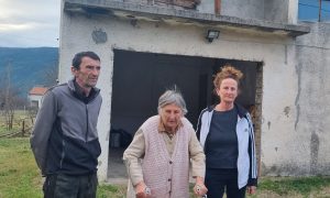 “Odjednom je nešto strahovito puklo”: Srpska kuća kamenovana na Božič