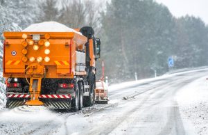 Prate stanje na terenu: Ekipe zimske službe posipale so i abrazivni materijal