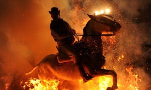 Tradicija duga 400 godina: Jahači skokom kroz vatru skidali grijehe