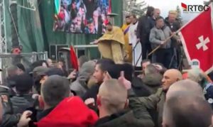 Incident u Cetinju: Spriječen sukob dvije grupe pristalica kanonski nepriznate CPC VIDEO