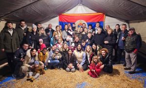 Trn u duhu Badnje večeri i tradicije: Složne komšije organizovale pijukanje za najmlađe VIDEO/FOTO