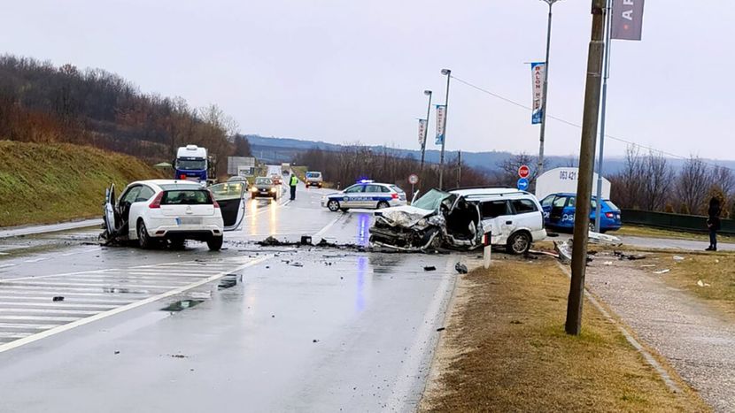 Jezive slike sa mjesta nesreće: U sudaru tri automobila poginuo vozač