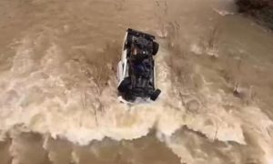 Žena spasena: Na prevrnutom autu u nabujalom potoku provela 14 sati VIDEO