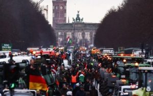 Kolaps u Berlinu: Traktori ispred Brandenburške kapije VIDEO