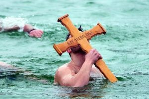 Običaj i tradicija: Zašto se na Bogojavljenje pliva za časni krst?