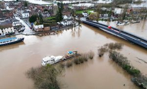 Snažna oluja pogodila Britaniju: Blokirani putevi i mostovi