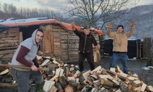 Članovi kluba iz BiH pomogli: Iscijepali drva porodici čiji su članovi bolesni