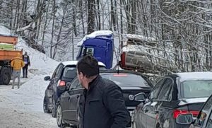 Pao snijeg, nastali problemi: Cisterna se popriječila na putu, kolaps u saobraćaju