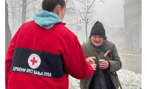 “Zagrij ruke-zagrij srce”: Volonteri Crvenog krsta Banjaluka dijelili čaj sugrađanima FOTO