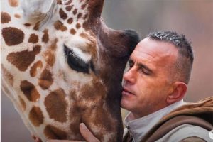 Jedinstvena veza: Čuvar i posljednja žirafa u skopskom zoo vrtu preminuli isti dan VIDEO