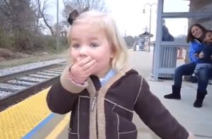 Djevojčica prvi put vidjela voz: Njena reakcija rastopila srca širom svijeta VIDEO