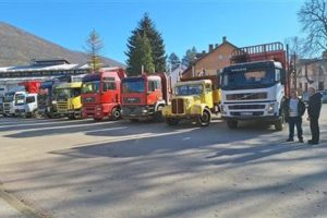 Međunarodni dan vozača: Kamiondžije prodefilovale ulicama Drvara