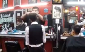 Poludio jer mu je skratio šiške: Muškarac zgrabio mašinicu i ošišao frizera VIDEO