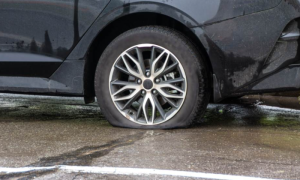 Probušio gumu na parkiranom vozilu: Bivši ministar iz Banjaluke kažnjen sa 2.000 KM
