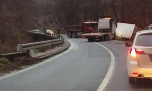Nezgoda na putu: Kamion završio u kanalu