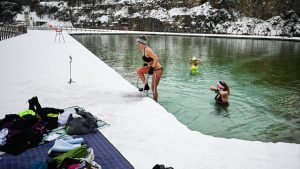 Zima im ne smeta: Kupači uživaju u hladnoj vodi u Poljskoj