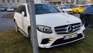 Može li tako u Belgiji: Vozač mercedesa svog ljubimca parkirao na travi u Banjaluci FOTO