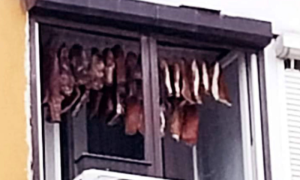 Ko kaže da se u zgradi ne može sušiti meso: Neobičan prizor u centru Banjaluke FOTO
