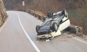 Automobil završio na krovu: Teška saobraćajka na putu Banjaluka – Jajce