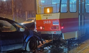 Strahovit sudar tramvaja i auta: Troje povrijeđeno, ženu izvlačili iz smrskanog vozila