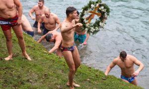 Bogojavljensko plivanje za časni krst u Banjaluci: Ovogodišnji pobjednik je Nikola Ćosić FOTO/VIDEO