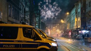 Burna novogodišnja noć u Njemačkoj: Izgredi na ulicama, hapšenja,mladić poginuo od petarde