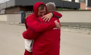 I kamen bi zaplakao: Emotivan sastanak oca sa sinom koji se nakon sedam godina vratio iz Amerike VIDEO