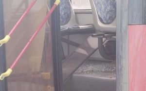 Incident u autobusu: Muškarcu pao prozor na glavu FOTO