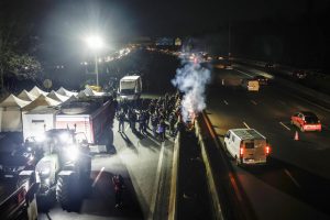 Poljoprivrednici bijesni: Drugi dan blokiraju autoputeve oko Pariza