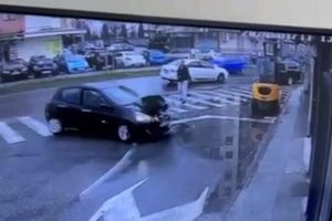 UZNEMIRUJUĆE! Udario ženu na trotoaru, policija pronašla vozača VIDEO