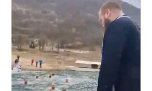 Oduševio sve prisutne: Sveštenik napravio neobičan potez tokom plivanja za Časni krst VIDEO