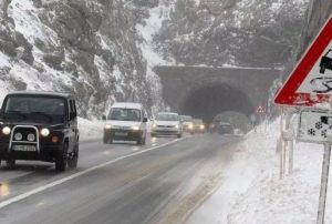 Niska temperatura i poledica usporavaju saobraćaj na većini putnih pravaca