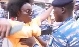 Ovo je hit! Policija hvata žene za grudi tokom pretresa pri ulasku na stadion VIDEO
