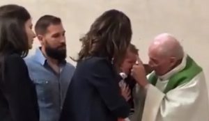 Sveštenik udario djetetu šamar tokom krštenja: Otac odmah reagovao VIDEO
