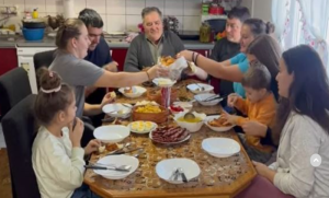 Od trošne kućice napravili “čudo”: Jedanaestočlana porodica Tomić odala tajnu sloge i sreće VIDEO