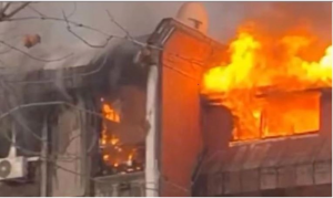 U zgradi planula vatra: Stanari evakuisani, jedna žena u bolnici zbog opekotina
