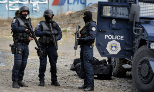 Teror se nastavlja: Prištinski policajci naoružani do zuba upali u opštinu na Kosovu