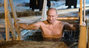 Tri puta zaronio u vodu: Pogledajte kako se Putin okupao na Bogojavljenje VIDEO